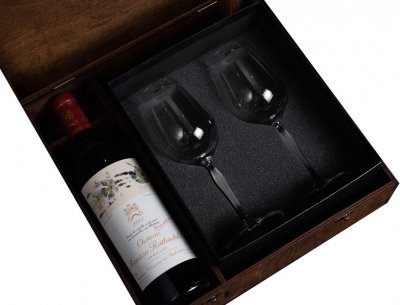 Набор Chateau Mouton Rothschild, 2005, Wooden Box Set with 2 glasses Lalique "100 Points"