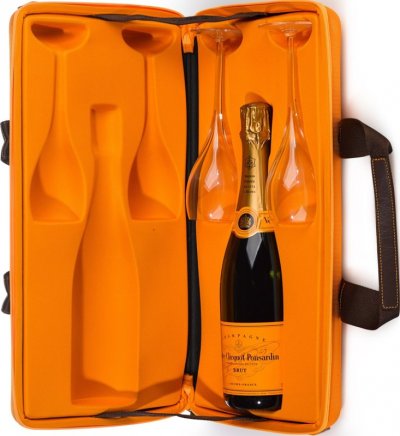 Шампанское Veuve Clicquot, Brut, box "Traveller" with two glasses