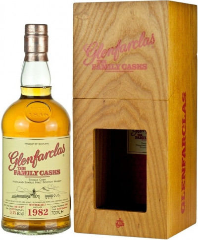 Виски Glenfarclas 1982 "Family Casks" (52,4%), wooden box, 0.7 л