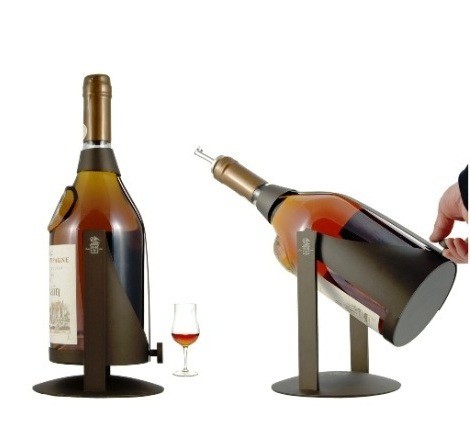 Бутылка виски на подставке. Коньяк Деламен Когнак. Delamain, "pale & Dry" XO 1,5, (France, Cognac). Коньяк Деламен 3 литра. Delamain Cognac grande Champagne.