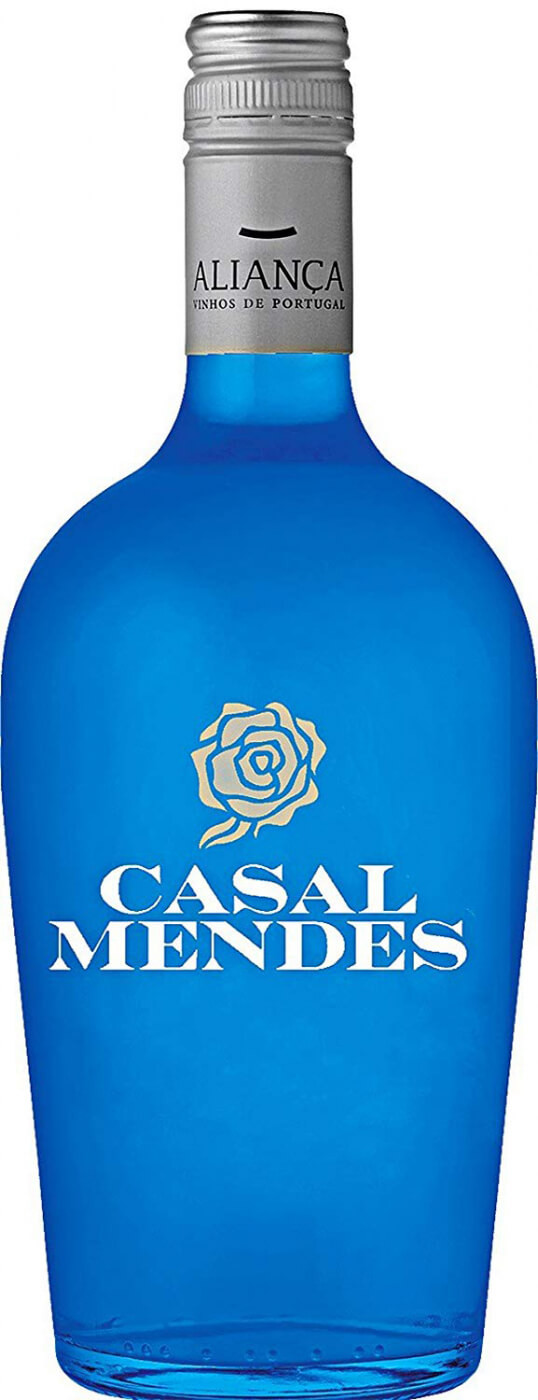 Голубое вино купить. Вино casal Mendes Blue. Casal Mendes вино. Напиток винный Казаль Мендеш. Казаль Мендеш Винью Верде.